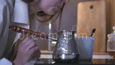 一个年轻漂<strong>亮</strong>的女孩吹着土耳其人的热咖啡，喝了一杯醒来。 4K，3840x2160。 <strong>高清高清</strong>